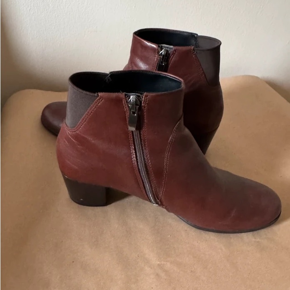 Elegant Brown Leather Heeled Boots